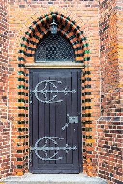 St. Michaelis ya da Michel Kilisesi 'nin kapısı. Eski Lunenburg, Aşağı Saksonya, Almanya' da.