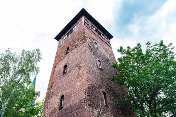ドイツのニーダーザクセン州の旧市街にあるニーダーザクセン州レセプション当局の隣にある旧レンガ中世の塔 — ストック写真