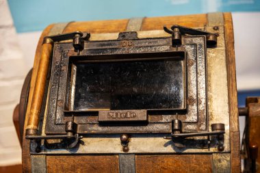 Lunenburg, Almanya - 17 Ağustos 2019: Lunenburg, Aşağı Saksonya, Almanya 'daki Luneburg Su Kulesi' nde Eski Miele çamaşır makinesi