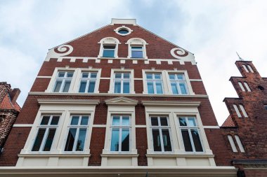 Almanya 'nın Aşağı Saksonya eyaletinde Lunenburg' da eski bir klasik binanın cephesi.