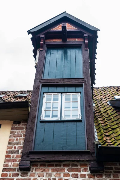 Окно Крыше Старинного Средневекового Дома Старом Городе Луненбург Нижняя Саксония — стоковое фото