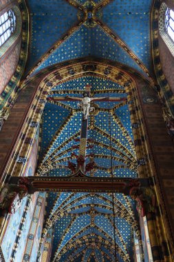 Krakow, Polonya 'daki Ana Pazar Meydanı' nda Aziz Mary Bazilikası 'nın iç kısmında İsa' nın Haçı var.