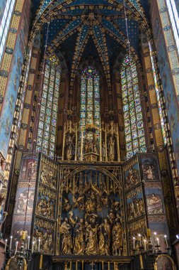 St. Mary Bazilikası 'nın sunağı Krakow, Polonya' daki Ana Pazar Meydanı 'nda.