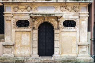 Polonya 'nın Krakow kentindeki Ana Pazar Meydanı' ndaki Aziz Mary Bazilikası 'nın eski kapısı.