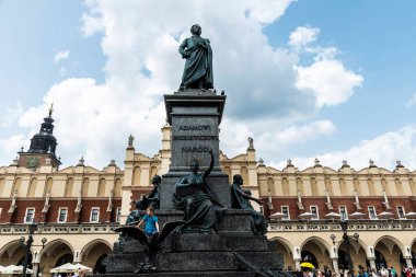 Krakow, Polonya - 28 Ağustos 2018: Adam Mickiewicz Anıtı, Polonya 'nın başkenti Krakow' da