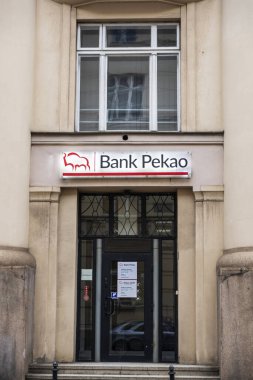 Krakow, Polonya - 28 Ağustos 2018: Krakow, Polonya 'daki Pekao Bank şubesinin cephesi 