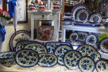 Krakow, Polonya - 29 Ağustos 2018: Polonya 'nın başkenti Krakow' da bulunan Slawkowska Caddesi 'ndeki orijinal bir Polonya çömlek dükkanının gösterimi