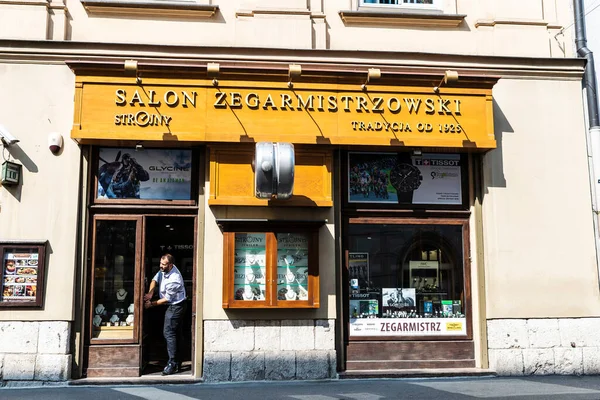 Krakow Poland August 2018 Seller Opening His Jewelry Slawkowska Street — Stock Photo, Image