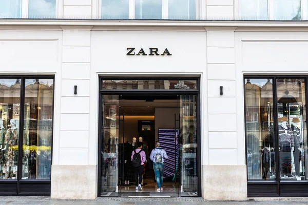 Cracóvia Polônia Agosto 2018 Entrada Uma Loja Roupas Zara Com — Fotografia de Stock