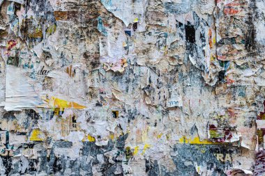 Polonya 'nın Krakow şehrinde arka plan olarak duvara yapıştırılmış poster kırıntıları kolajı 