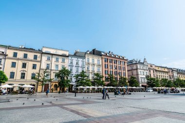 Krakow, Polonya - 28 Ağustos 2018: Krakow, Polonya 'daki insanlarla Ana Pazar Meydanı' nda restoran ve bar terası