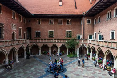 Krakow, Polonya - 28 Ağustos 2018: Collegium Maius 'un avlusu, Polonya' nın Krakow kentindeki Jagiellon Üniversitesi Müzesi 'nin yeridir.