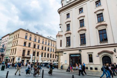 Krakow, Polonya - 28 Ağustos 2018: Grodzka Caddesi, Krakow, Polonya 'da restoran, bar, dükkan ve çevresindeki insanların bulunduğu alışveriş caddesi