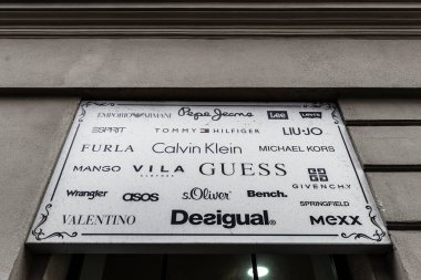 Krakow, Polonya - 28 Ağustos 2018: Armani, Valentino, Mango, Furla gibi birçok moda markası bulunan poster