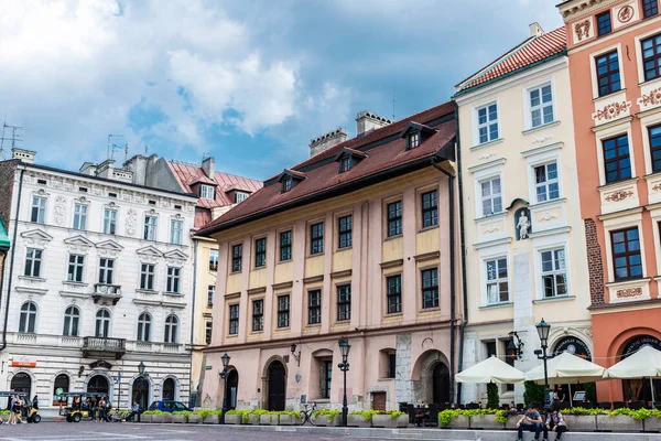Krakow, Polonya - 28 Ağustos 2018: Mikolajska Caddesi, Krakow, Polonya 'da restoran, bar, dükkan ve çevresindeki insanların bulunduğu alışveriş caddesi