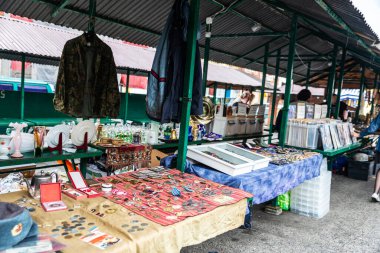 Plac Nowy 'deki bit pazarı. Polonya, Krakow' da bir antika çeşidi sergileniyor.