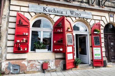 Krakow, Polonya - 28 Ağustos 2018: Polonya 'nın eski Krakow kentindeki Jozefa caddesinde bir bar ve restoranın girişi