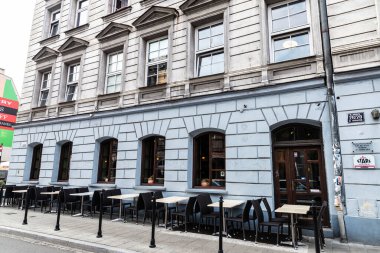 Krakow, Polonya - 28 Ağustos 2018: Polonya 'nın eski Krakow kentindeki bir bar ve restoranın boş terası