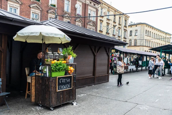 Cracóvia Polônia Agosto 2018 Vendedor Uma Banca Sucos Frutas Mercado — Fotografia de Stock