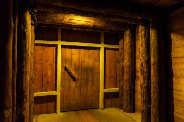 Krakow, Polonya - 29 Ağustos 2018: Ahşap kirişlerle desteklenmiş eski koridor ve Wieliczka Tuz Madeni, Krakow, Polonya 