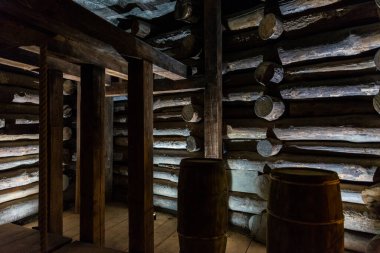 Krakow, Polonya - 29 Ağustos 2018: Wieliczka Tuz Madeni, Krakow, Polonya 'da ahşap kirişlerle desteklenmiş eski koridor 