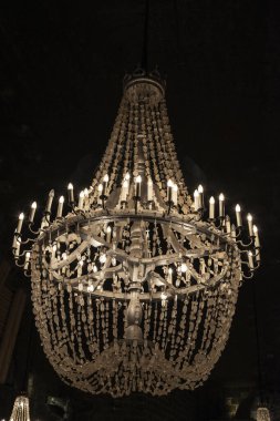 St. Kinga Kilisesi 'nin kristal avizesi Wieliczka Tuz Madeni, Krakow, Polonya 