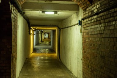 Wieliczka Tuz Madeni, Krakow, Polonya 'da tahta kirişlerle desteklenmiş eski koridor. 