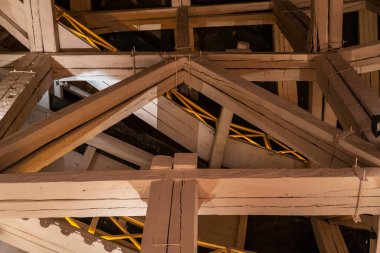 Wieliczka Tuz Madeni, Krakow, Polonya 'daki bir tünelde eski bir ahşap kiriş yapısı. 