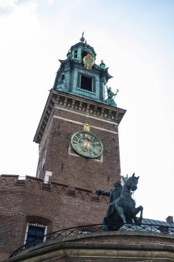Wawel Katedrali 'nin saat kulesi ya da Krakow, Polonya' daki Wawel Tepesi 'ndeki Aziz Stanislaus ve Wenceslaus Kraliyet Katedral Bazilikası.