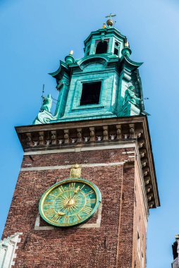 Wawel Katedrali 'nin saat kulesi ya da Krakow, Polonya' daki Wawel Tepesi 'ndeki Aziz Stanislaus ve Wenceslaus Kraliyet Katedral Bazilikası.