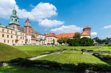 Wawel Katedrali ya da The Royal Archthedral Basilica of Saints Stanislaus ve Wenceslaus on the Wawel Hill, Polonya çevresindeki insanlarla