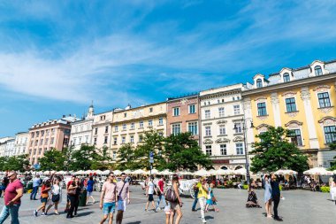 Krakow, Polonya - 30 Ağustos 2018: Ana Pazar Meydanı veya Rynek Glowny