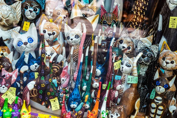Krakow, Polonya - 29 Ağustos 2018: Polonya 'nın Krakow kentindeki alışveriş caddesinde kedi figürleriyle birlikte orijinal bir Polonya çömlek dükkanının sergilenmesi