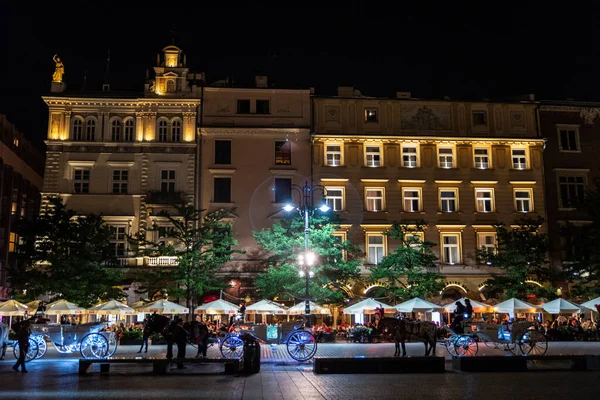 Kraków Polska Sierpnia 2018 Przewóz Końmi Przewożącymi Turystów Nocą Rynku — Zdjęcie stockowe