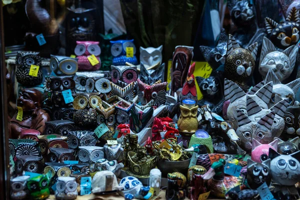 波兰克拉科夫 2018年8月29日 在波兰克拉科夫购物街的Slawkowska街上 展示一个印有猫和猫头鹰图案的原创彩陶店 — 图库照片
