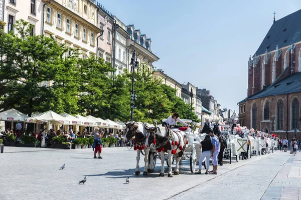 Krakau Polen August 2018 Pferdekutsche Mit Touristen Auf Dem Hauptmarkt — Stockfoto