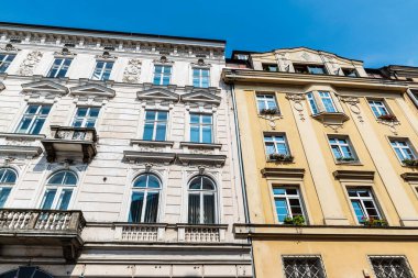 Polonya 'nın eski Krakow kentindeki eski klasik binaların cephesi