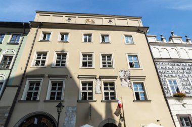 Krakow, Polonya - 30 Ağustos 2018: Polonya 'nın eski Krakow kentindeki eski klasik binaların cephesi