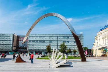 Krakow, Polonya - 30 Ağustos 2018: Ryszard Kuklinski Anıtı ve Galeria Krakowska Plac Jana Nowaka Jezioranskiego, Polonya 