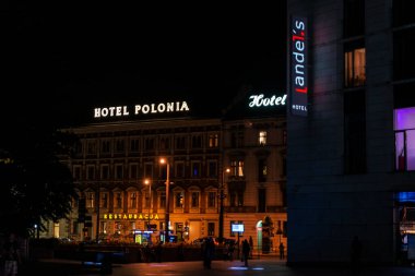Krakow, Polonya - 30 Ağustos 2018: Polonya 'nın Krakow kentindeki Polonya Oteli ve Landels Oteli cephesi