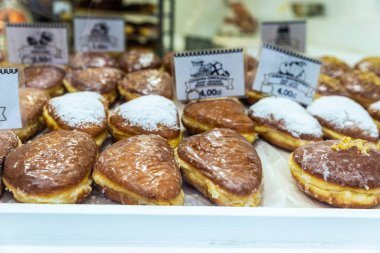 Krakow, Polonya - 28 Ağustos 2018: Polonya 'nın tarihi merkezindeki bir pastanede geleneksel Paczki çeşitliliği 