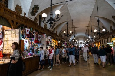 Krakow, Polonya - 28 Ağustos 2018: Krakow Kuaför Salonu 'ndaki Polonya çömlek dükkanı ya da ana Pazar Meydanı' ndaki Sukiennice ya da Polonya 'nın Krakow kentindeki insanlarla Rynek Glowny