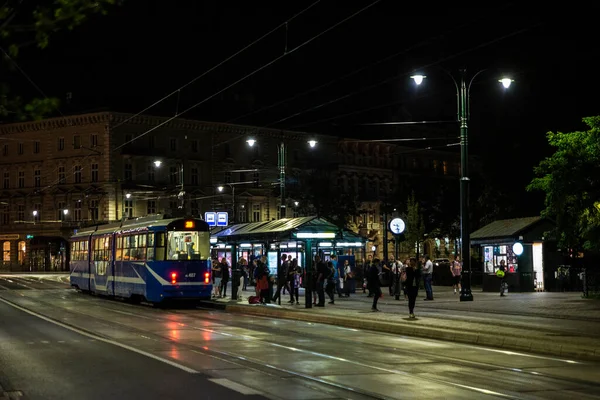 Cracovie Pologne Août 2018 Des Personnes Attendent Arrêt Tramway Nuit — Photo