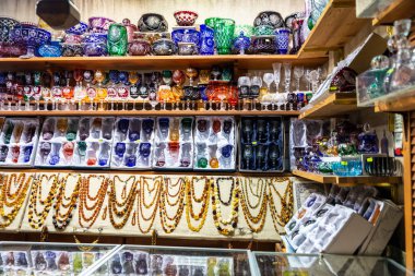 Krakow, Polonya - 28 Ağustos 2018: Polonya 'nın Krakow Kuaför Salonu' ndaki veya Polonya 'nın Krakow kentindeki Sukiennice veya Krakow, Polonya' daki Rynek Parıltısı