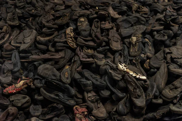 Auschwitz Polen August 2018 Stapel Alter Häftlingsschuhe Konzentrationslager Auschwitz Einem — Stockfoto