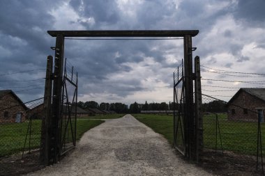 Auschwitz, Polonya - 30 Ağustos 2018: Günbatımında Auschwitz Birkenau toplama kampının elektrikli çiti, 2. Dünya Savaşı sırasında Nazi Almanyası tarafından işletilen bir imha kampı ve Polonya 'nın Krakow kenti yakınlarındaki Yahudi soykırımı 