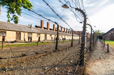Auschwitz, Polonya - 30 Ağustos 2018: Auschwitz toplama kampının elektrikli çiti, 2. Dünya Savaşı sırasında Nazi Almanyası tarafından işletilen bir imha kampı ve Polonya 'nın Krakow kenti yakınlarındaki Yahudi soykırımı 