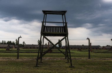 Auschwitz, Polonya - 30 Ağustos 2018: Günbatımında Auschwitz Birkenau toplama kampının elektrikli çiti, 2. Dünya Savaşı sırasında Nazi Almanyası tarafından işletilen bir imha kampı ve Polonya 'nın Krakow kenti yakınlarındaki Yahudi soykırımı 