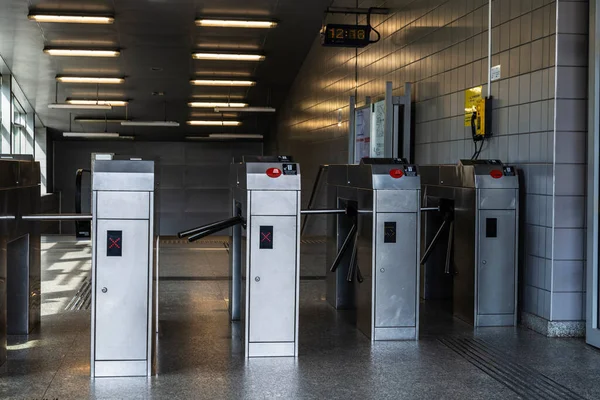 Varşova, Polonya 'da giriş ve çıkış işaretleri olan metro istasyonunda otomatik erişim kontrol engelleri veya turnikesi