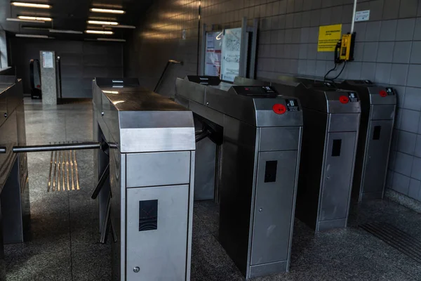 Automatisk Passerkontroll Biljettbarriärer Eller Vändskiva Tunnelbanestationen Med Tecken Inträde Och — Stockfoto